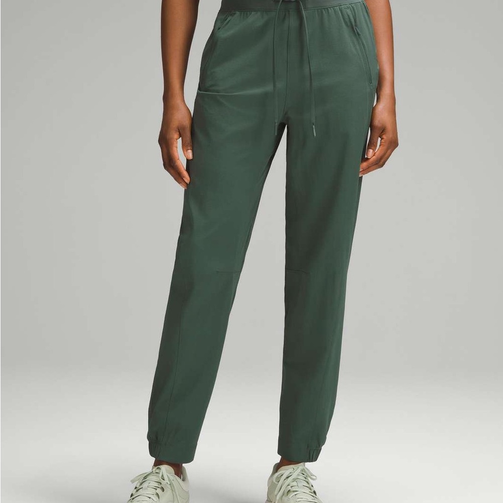 Lululemon License to Train High-Rise Pant
Dark Forest size 8